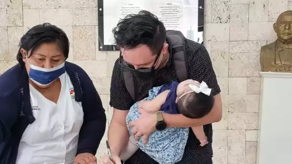El jueves pasado, Fausto y Abraham acudieron al registro civil de Cancún a registrar a sus hijas gemelas con los apellidos de ambos, tras ganar una serie de amparos El jueves pasado, Fausto y Abraham acudieron al registro civil de Cancún a registrar a sus hijas gemelas con los apellidos de ambos, tras ganar una serie de amparos