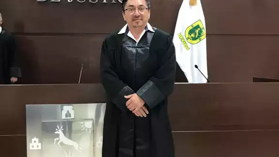 El funcionario amenazó a su familia de quitarle el seguro social, ya que con su aguinaldo compraría seguro de gastos médicos El funcionario amenazó a su familia de quitarle el seguro social, ya que con su aguinaldo compraría seguro de gastos médicos
