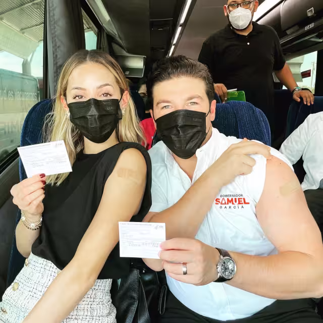Samuel García y su esposa aprovecharon para vacunarse junto a los demás trabajadores de empresas de Nuevo León