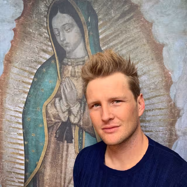 El cantante no pasó desapercibido esta madrugada al rapearle en plena Basílica Guadalupana a la Morenita de Tepeyac. Foto: Twitter