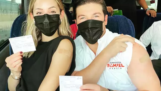 Samuel García y su esposa aprovecharon para vacunarse junto a los demás trabajadores de empresas de Nuevo León