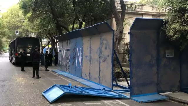 Vallas en los alrededores de la sede