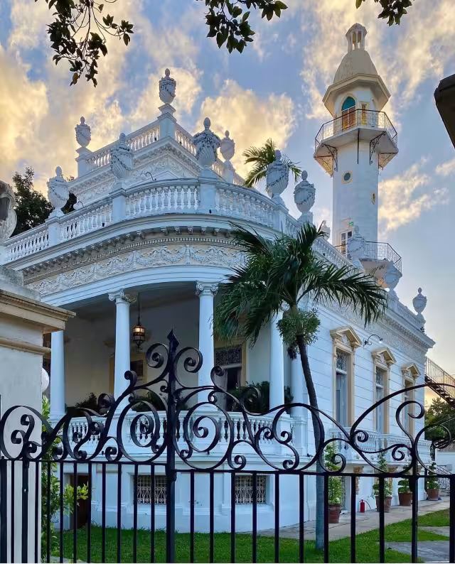 El Minaret se ha convertido en un punto obligado de visita, pero también de eventos sociales sobre Paseo de Montejo