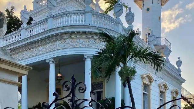 El Minaret se ha convertido en un punto obligado de visita, pero también de eventos sociales sobre Paseo de Montejo