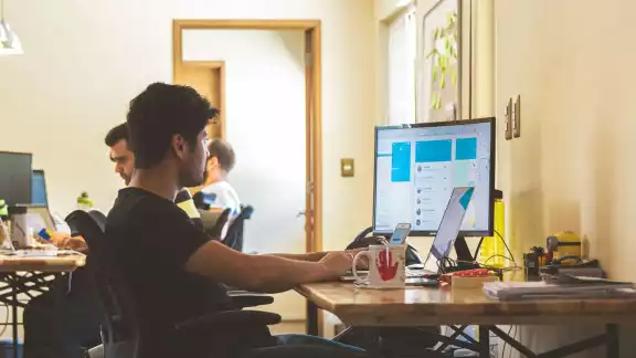 La mayoría prefiere buscar información o comunicarse en línea La mayoría prefiere buscar información o comunicarse en línea