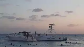 Los yates no respetan la boya en la playa