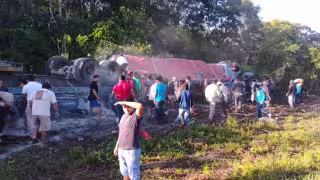Un tráiler de carga pesada volcó la mañana de este sábado en Nicolás Bravo.