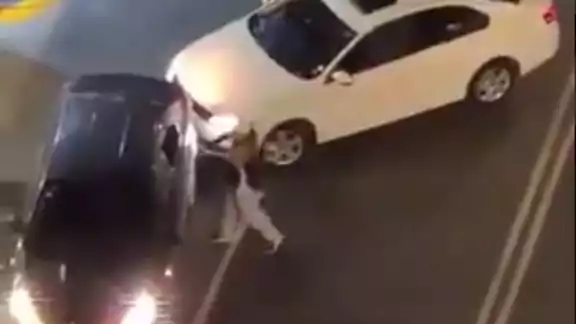 Un video muestra el momento en el que un hombre agarró a batazos a un taxi por estacionarse en la entrada de su domicilio en CDMX Un video muestra el momento en el que un hombre agarró a batazos a un taxi por estacionarse en la entrada de su domicilio en CDMX