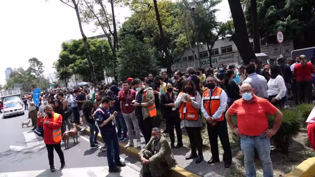 Un sismo de magnitud preliminar 5.6 se registró la tarde de este viernes a 70 km al Sureste de Tecomán, Colima.