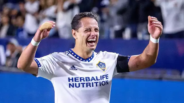 El delantero mexicano pudo darle la victoria a su equipo al minuto 87, cuando erró su disparo