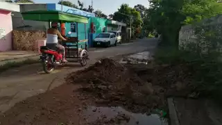 Afectados señalan que los escombros de las reparaciones perjudican a quien transita por la calle