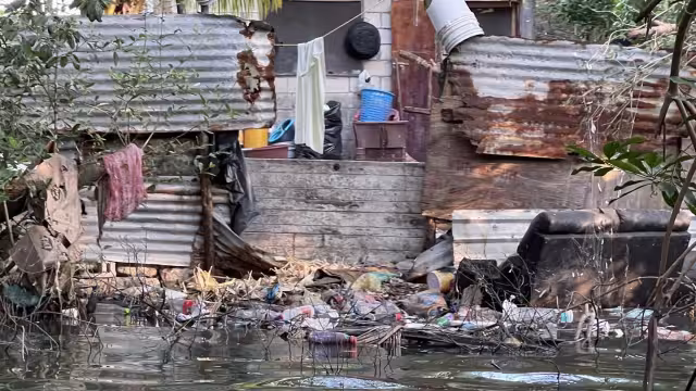 En las márgenes del riachuelo hay invasiones que empeoran la situación