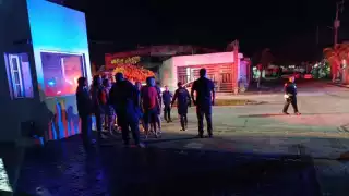 La agente policiaca intentó abrir el portón de 3 metros de altura cuando fue aplastada por este