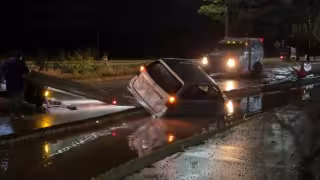 Camioneta se atora en obra abierta sobre la avenida Héroe de Nacozari en Campeche