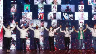 Lezama subió a una tarima puesta para su proclamación como ganadora acompañada de su familia