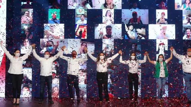 Lezama subió a una tarima puesta para su proclamación como ganadora acompañada de su familia