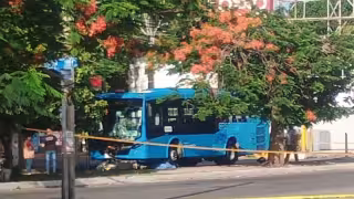 Motociclista fallece tras chocar contra una unidad del Va y Ven sobre Circuito Colonias en Mérida