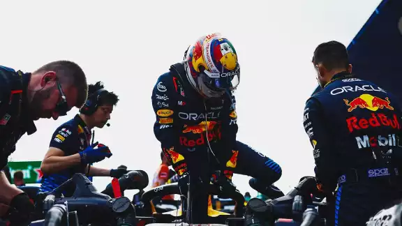 Checo y sus mecánicos en Red Bull Checo y sus mecánicos en Red Bull