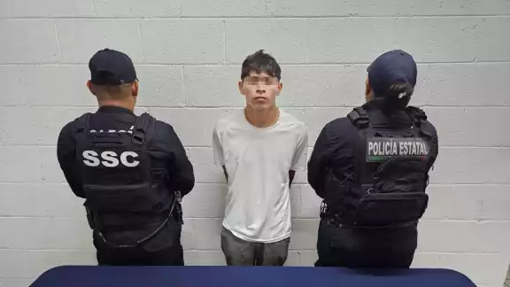 El hombre manipulaba bolsitas transparentes con vegetal verde seco con características similares a la marihuana El hombre manipulaba bolsitas transparentes con vegetal verde seco con características similares a la marihuana