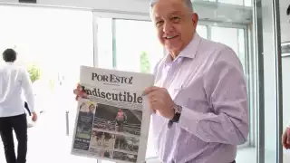 El presidente López Obrador posa con un ejemplar del Por Esto!