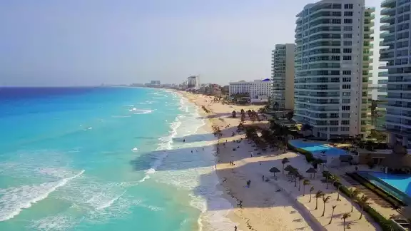 El intenso oleaje de Chac Mool la hace una de las playas favoritas de los surfistas El intenso oleaje de Chac Mool la hace una de las playas favoritas de los surfistas