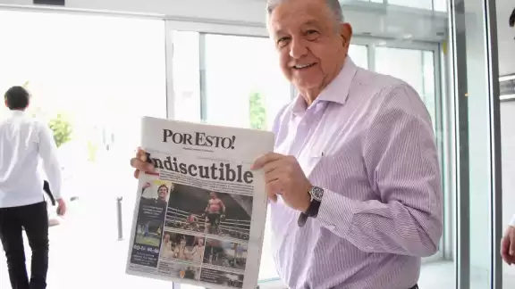 El presidente López Obrador posa con un ejemplar del Por Esto! El presidente López Obrador posa con un ejemplar del Por Esto!