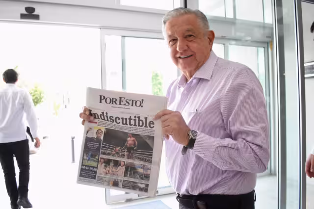 El presidente López Obrador posa con un ejemplar del Por Esto!