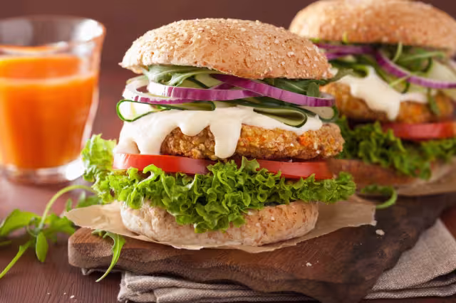 La preparación de la hamburguesa de atún es tan sencilla que no es necesario salir de casa, sin embargo si visitas Playa del Carmen, no olvides probar esta delicia