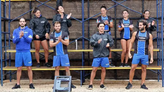 Dos miembros del equipo azul se besaron en pleno programa