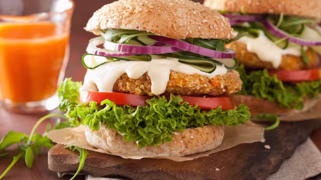 La preparación de la hamburguesa de atún es tan sencilla que no es necesario salir de casa, sin embargo si visitas Playa del Carmen, no olvides probar esta delicia