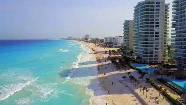 El intenso oleaje de Chac Mool la hace una de las playas favoritas de los surfistas