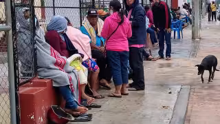 En la tarde del lunes ya había gente en la plaza comunitaria