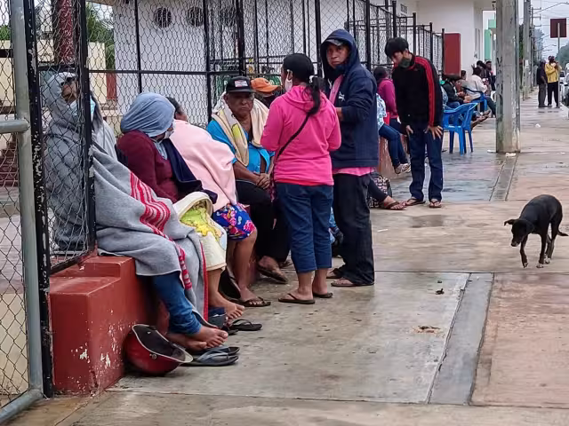 En la tarde del lunes ya había gente en la plaza comunitaria