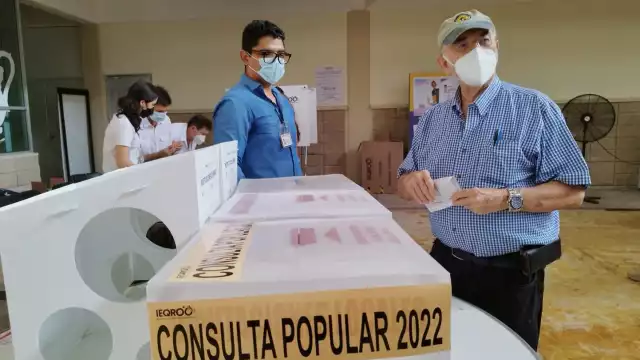 Juan Rivera de 80 años fue el primero en votar en las elecciones de Quintana Roo este domingo