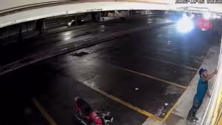 Captan a dos sujetos robando las llantas de una motocicleta en Chetumal