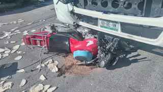 Repartidor de tortillas termina grave al ser arrollado por un autobús en la SM 222 de Cancún