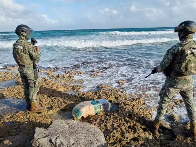 Muchos trabajadores del recinto aéreo realizan labores esenciales