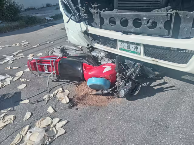 Vecinos del lugar brindaron los primeros auxilios al motociclista