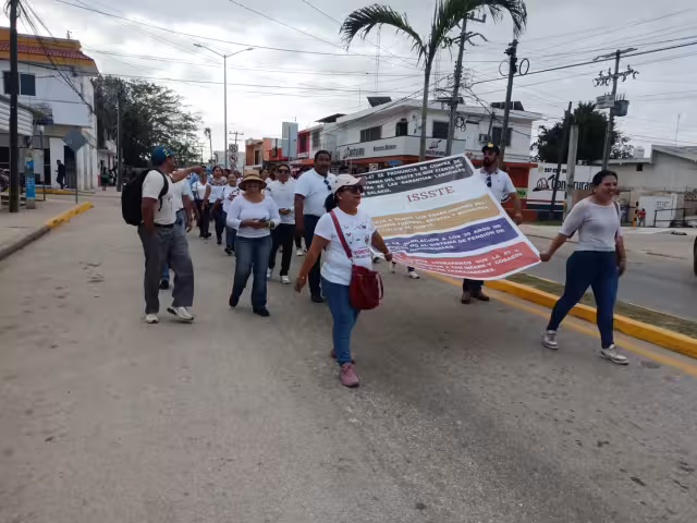 Los maestros caminaron desde la avenida principal hasta el centro de la ciudad