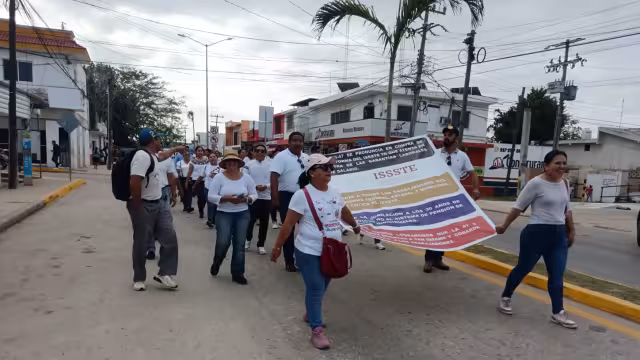 Los maestros caminaron desde la avenida principal hasta el centro de la ciudad