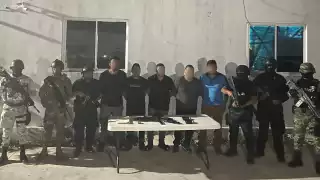 Los hombres detenidos y las armas aseguradas fueron trasladados hacia la Fiscalía General de Quintana Roo en Playa del Carmen