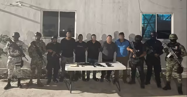 Los hombres detenidos y las armas aseguradas fueron trasladados hacia la Fiscalía General de Quintana Roo en Playa del Carmen