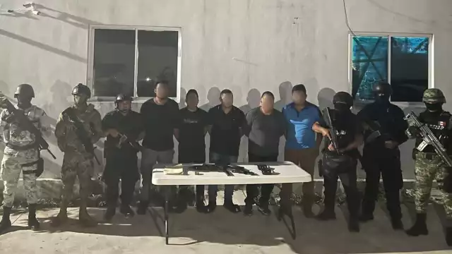 Los hombres detenidos y las armas aseguradas fueron trasladados hacia la Fiscalía General de Quintana Roo en Playa del Carmen