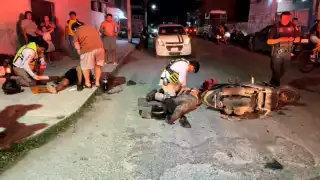 Accidente entre dos motociclistas en la colonia Lomas de Campeche deja dos lesionados