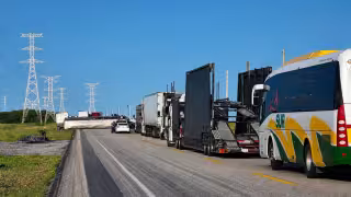 Tráiler volcado bloquea carretera Campeche–Carmen