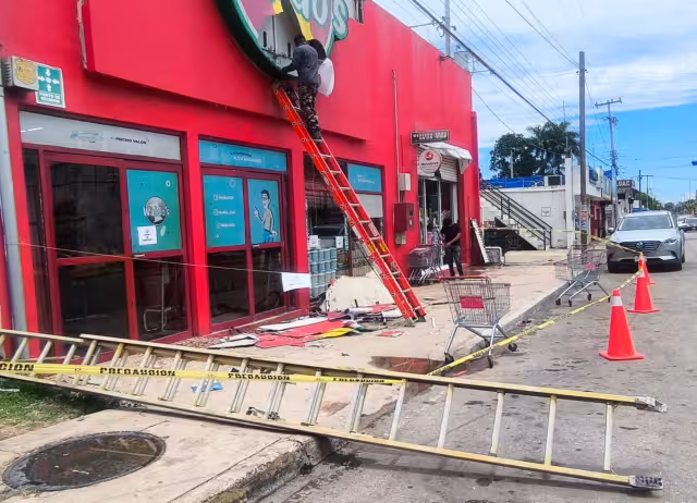 La tormenta se registró poco después del mediodía y en menos de una hora dejó diversas afectaciones materiales.