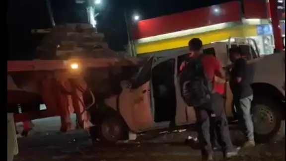 Una camioneta también se impactó contra la pesada unidad