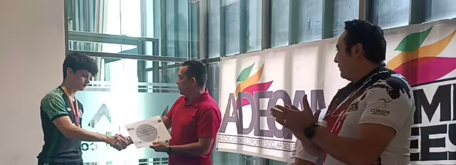 Se entregaron reconocimientos al atleta Mario Ortegón Escalante y a su entrenadora Candy Romero Medina.