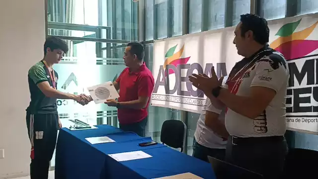 Se entregaron reconocimientos al atleta Mario Ortegón Escalante y a su entrenadora Candy Romero Medina.