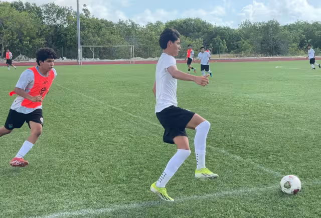 Enrique Vela destacó que Boston Cancún FC buscará recuperar el protagonismo en la Liga TDP mientras continúa formando jóvenes talentos para el futbol profesional.